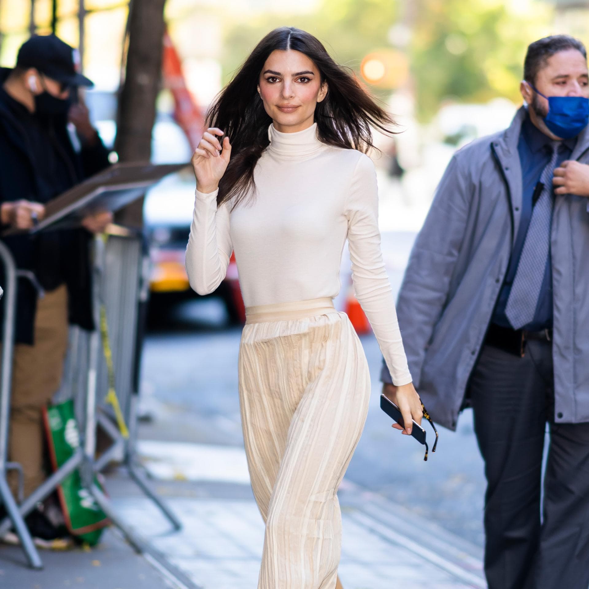 Emily Ratajkowski in einem monochromen Look