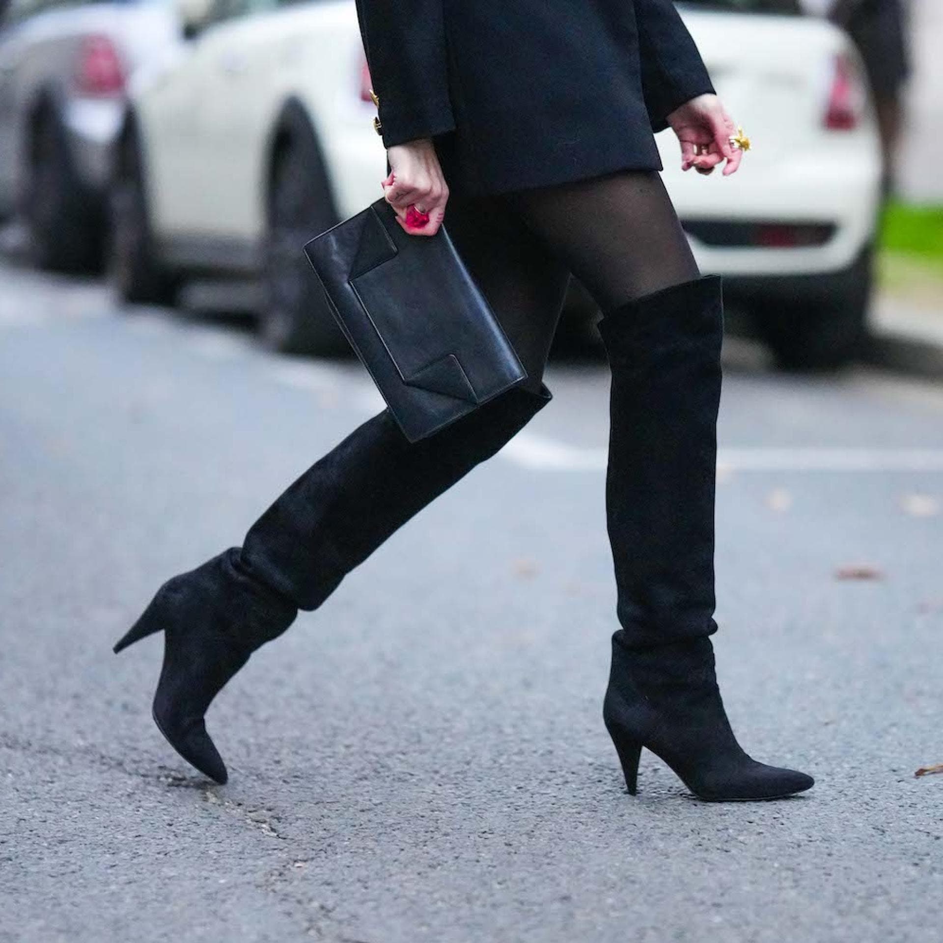 Frau trägt schwarze Stiefel aus Wildleder