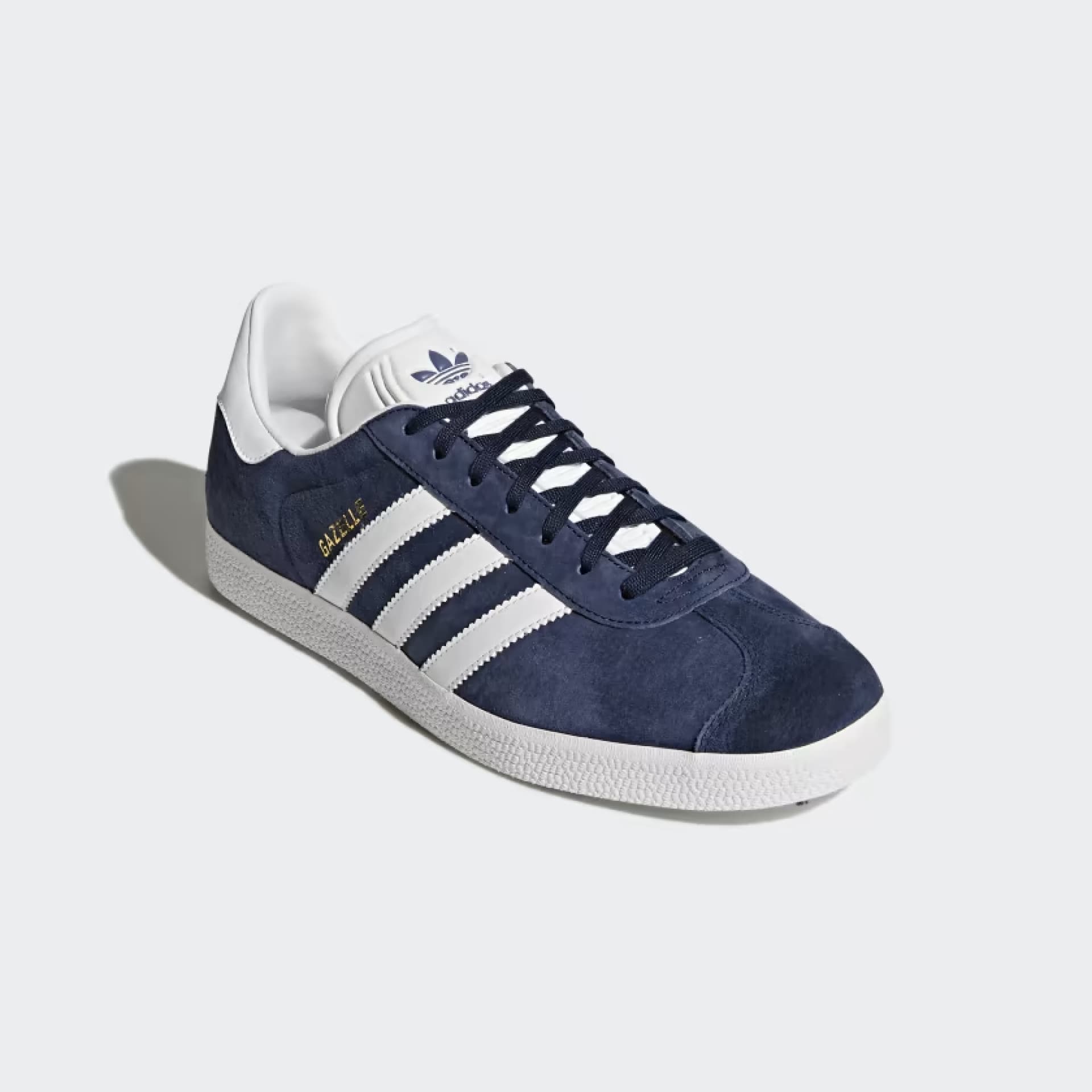 Emma Watsons stylt den angesagtesten Adidas-Sneaker mit diesem Jeans-Trend