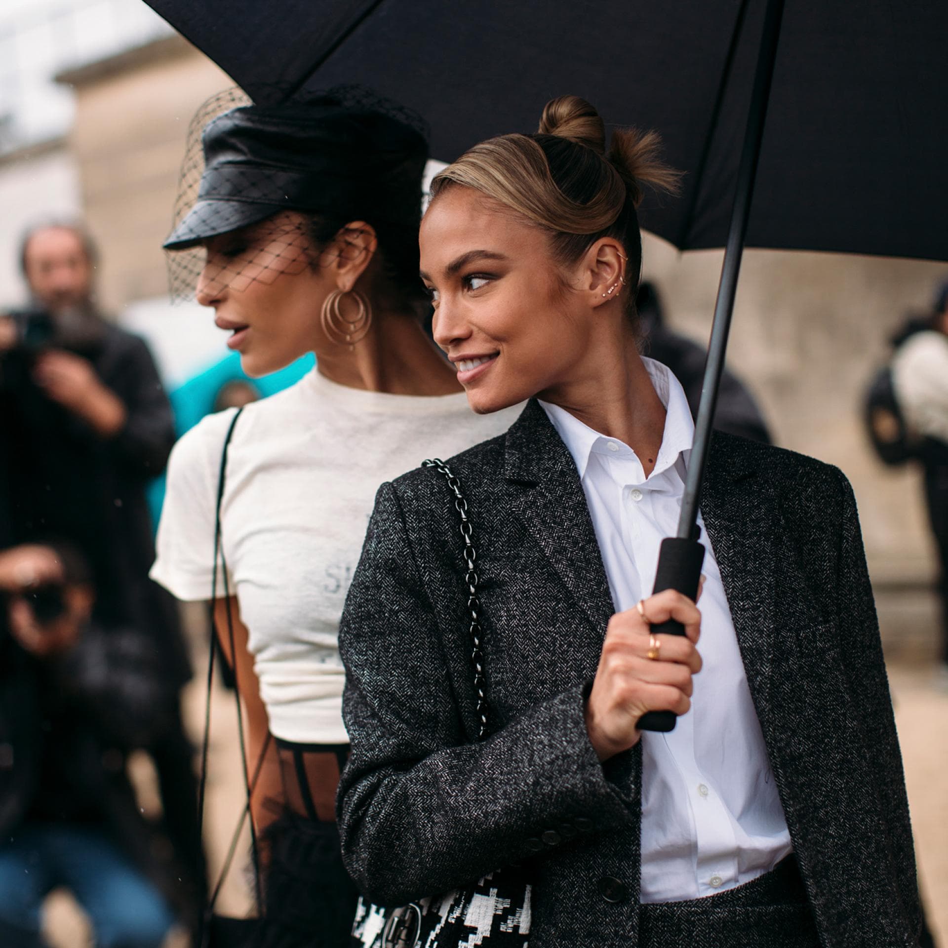 Paris Fashion Week Zwei stylische Frauen