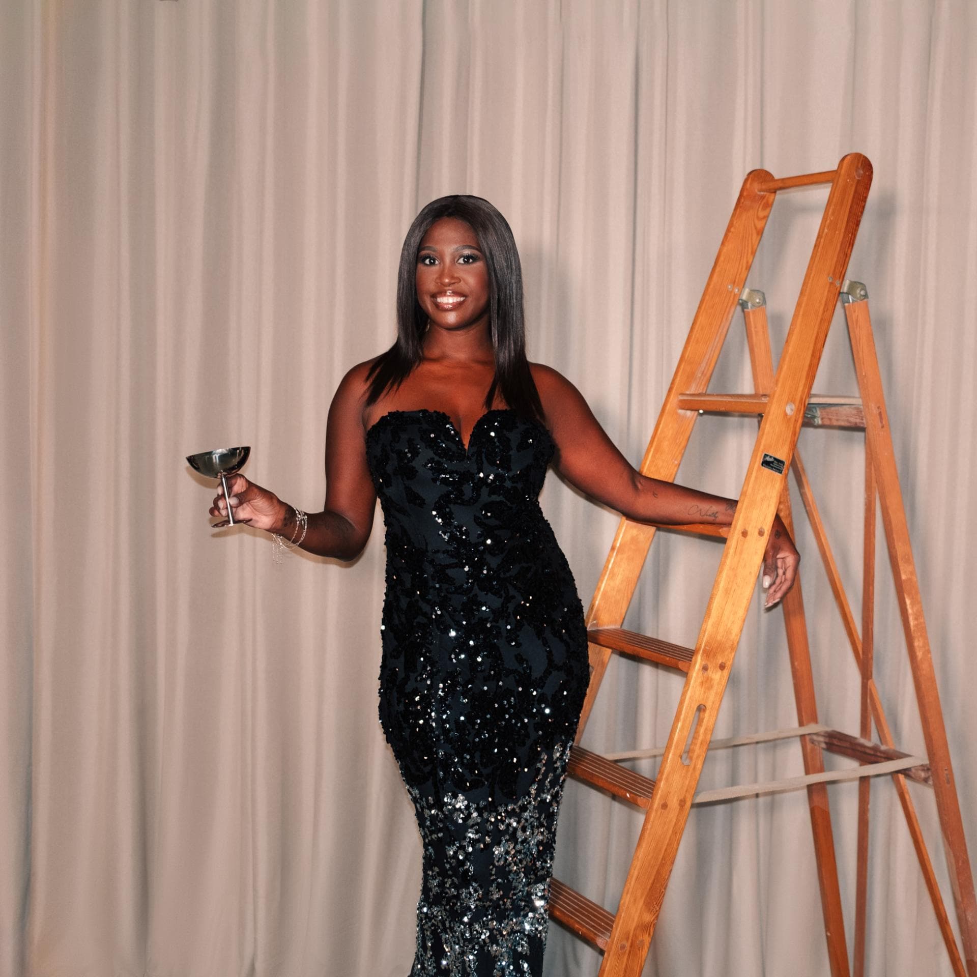 Das funkelnde Paillettenkleid gehört zu Motsis absoluten Lieblingsstücken. Das funkelnde Paillettenkleid gehört zu Motsis absoluten Lieblingsstücken.