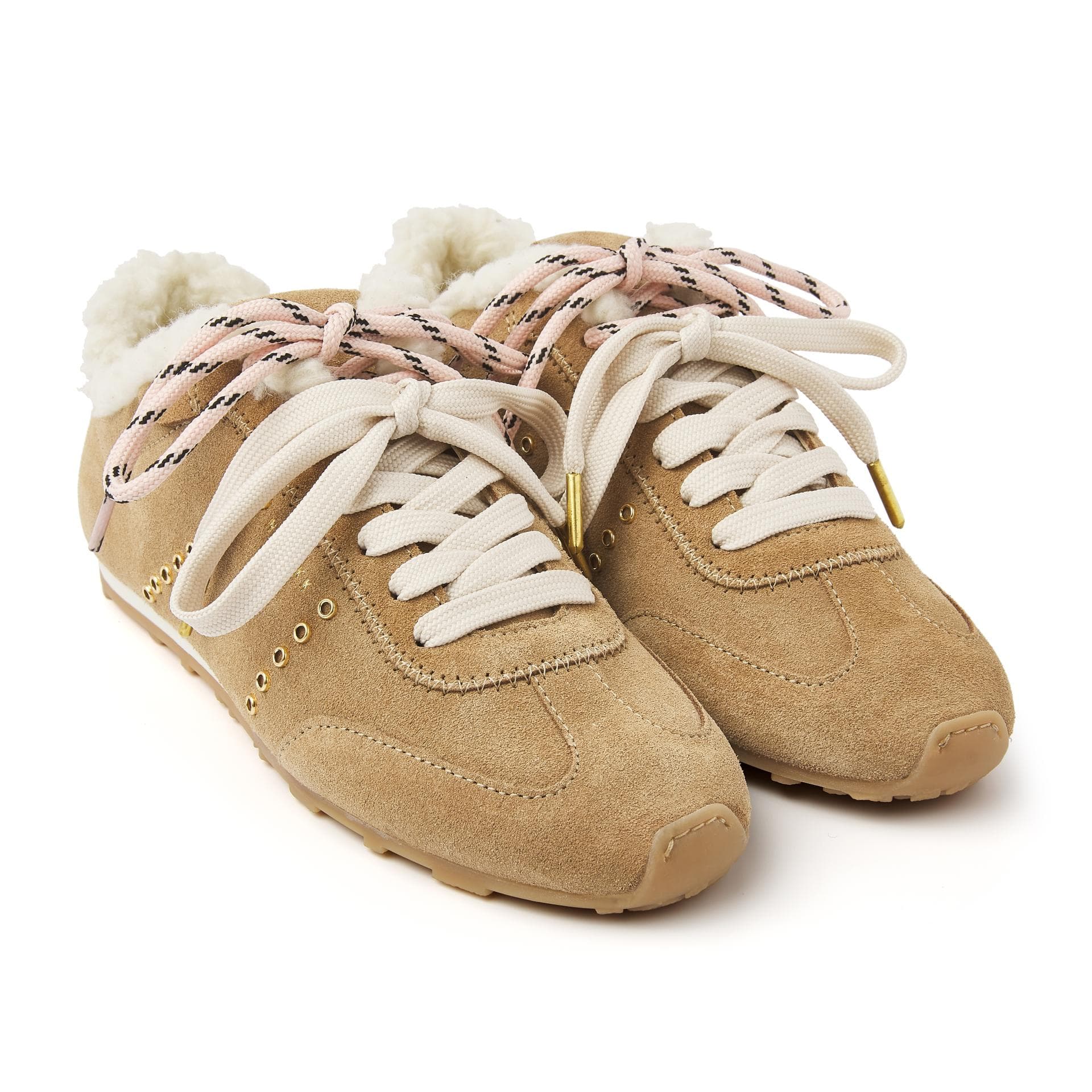 Nicht immer Stiefel? Fell-Sneaker tragen It-Girls als Alternative Nicht immer Stiefel? Fell-Sneaker tragen It-Girls als Alternative