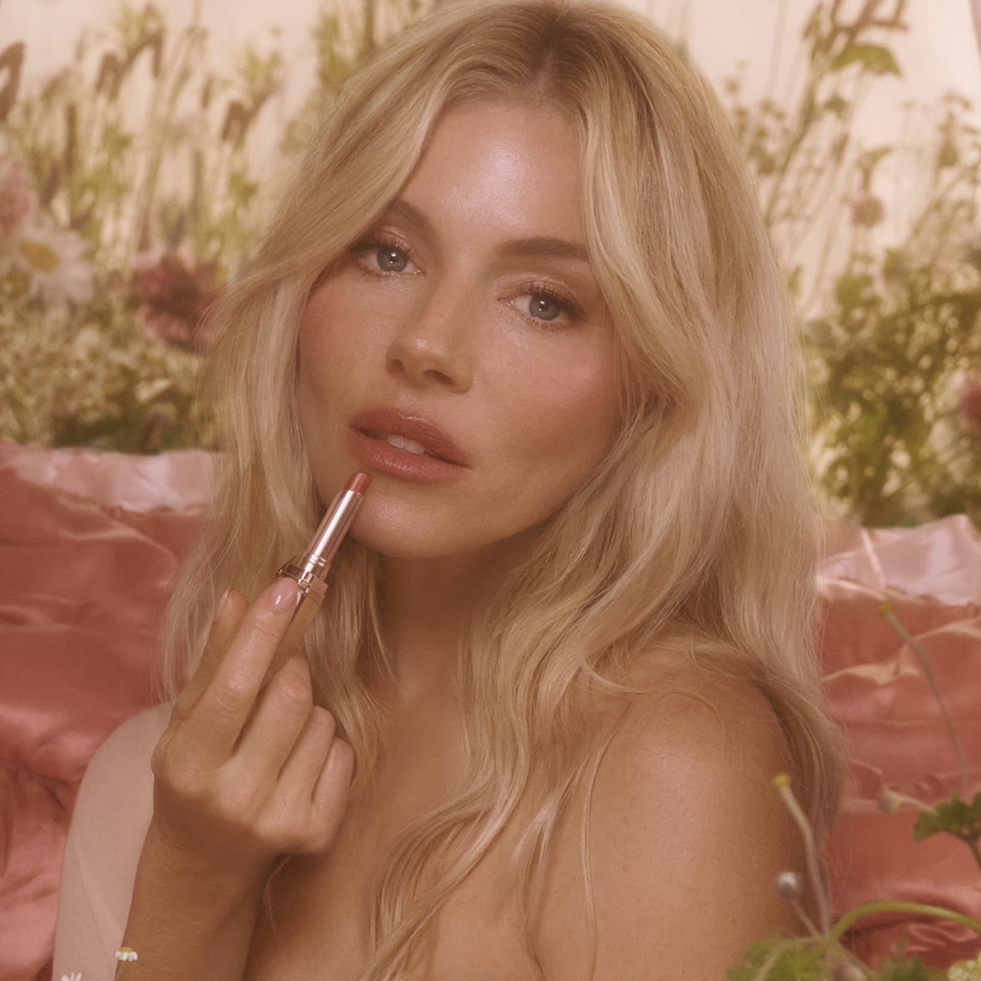 Natürliche Romantik: Sienna Miller wird zur neuen Muse für Charlotte Tilbury