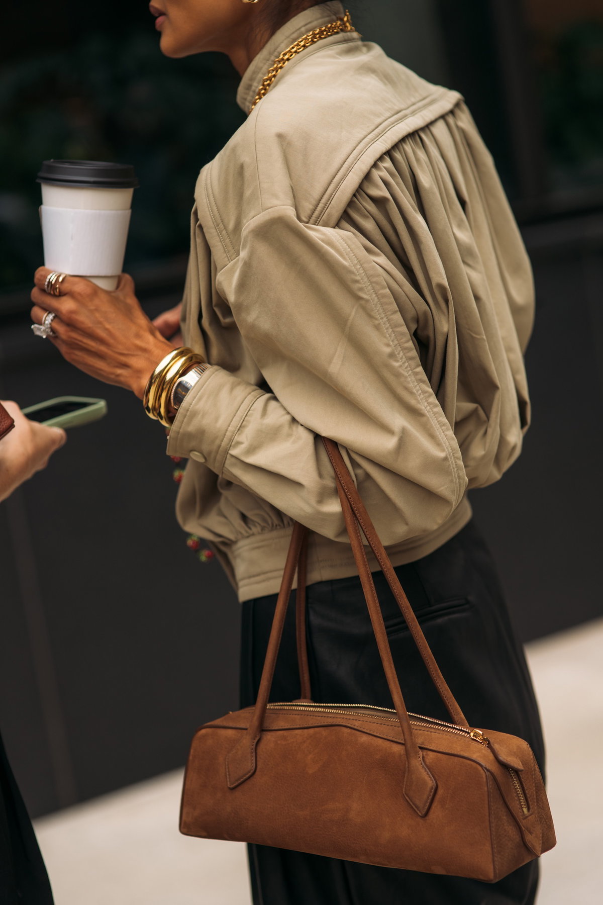 Schultertasche Delhi aus Olivenleder – Tasche mit Reißverschluss und Innenfächern Schultertasche Delhi aus Olivenleder – Tasche mit Reißverschluss und Innenfächern