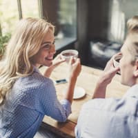 Erstes Date im Café