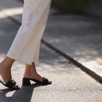 Frau in schwarzen Sandalen