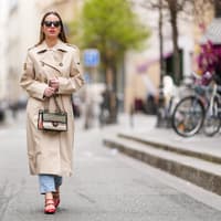 Frau trägt Trenchcoat beige Streetstyle