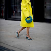 Leonie Hanne in einem gelben Mantel