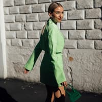 Leonie Hanne in grünem Kleid