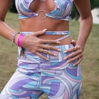 Megan Davis Streetstyle Zweiteiler bunt Nägel