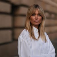 Pony stylen Blonde Frau mit Pony