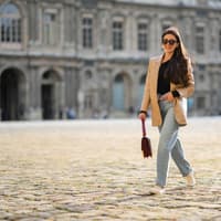 Sylvia Haghjoo trägt Mom Jeans Streetstyle