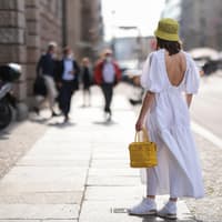 Frau mit weißen Maxi Kleid auf der Straße