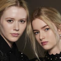 zwei Frauen blond Nahaufnahme Gesicht geschminkt Backstage