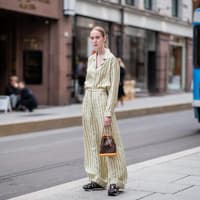 Eine Frau trägt eine Sac Noé Tasche von Louis Vuitton