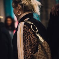 Taschen-Trends 2023: Den Kauf dieser Bag von Gucci bereust du niemals – unter 900 Euro Frau mit einer Gucci-Tasche