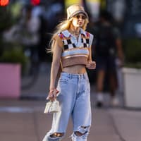 Gigi Hadid trägt Jeans Stricktop Streetstyle Gigi Hadid trägt Jeans Stricktop Streetstyle