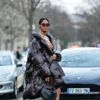 Frau in dicker Daunenjacke