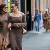 Alles zum Styling, der Aufbewahrung und Pflege eines Kaschmirpullovers Zwei Frauen in braunen Outfits