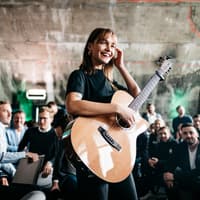 Lotte Sängerin Gitarre in Menge