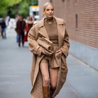 Leonie Hanne mit einem beigen oversized Mantel