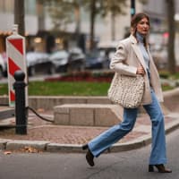 Frau trägt Rollkragenpullover auf der Straße