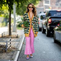 Frau in langem Cardigan