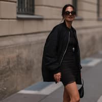 Frau in Kleinem Schwarzen und einer Bomberjacke