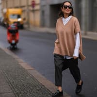 Anna Schürrle trägt Prada Loafer und einen Pullunder in Camel