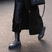 Frau mit stylischen grauen Stiefeln Frau mit stylischen grauen Stiefeln