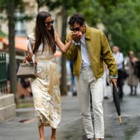 Pärchen hält Händchen