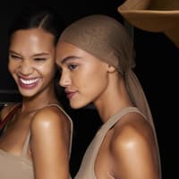 zwei Frauen Fashion Show lachen freuen sich Beauty zwei Frauen Fashion Show lachen freuen sich Beauty