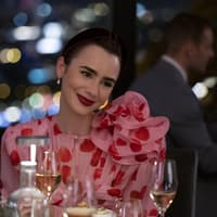 Emily in Paris: Diesen Pyjama von H&M würde Emily an Valentinstag tragen Emily in Paris in einem bunten Oberteil