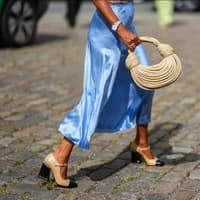 Frau trägt hellblauen Satinrock