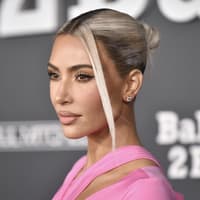 Kim Kardashian Red Carpet blonder Dutt zwei Strähnen Make-up pinkes Kleid Kim Kardashian Red Carpet blonder Dutt zwei Strähnen Make-up pinkes Kleid