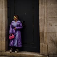 Frau in lilafarbener Daunenjacke