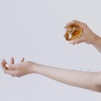 Parfum wird aufgetragen