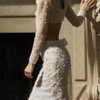 Frau trägt Zweiteiler Hochzeit mit Perlen 