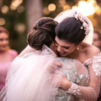 Frau umarmt Brautmutter