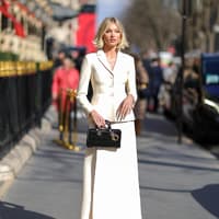 Elsa Hosk in schmal geschnittenem Blazer