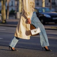 Frau mit weit geschnittener Jeans