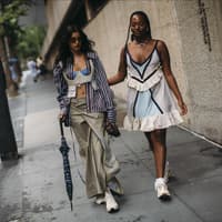 Sneaker-Trends 2026: Das beigefarbene Modell von Gabor passt zu jedem Outfit