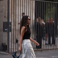 Frau mit Sneakern von Converse