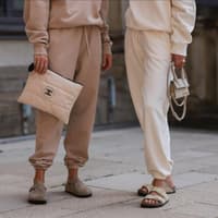 Zwei Frauen in Birkenstock