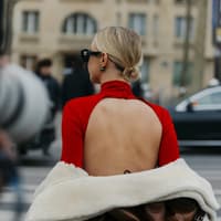 Den wiederverwendbaren Klebe-BH tragen wir im Frühling 2026 rauf und runter