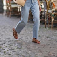 Frau mit braunen Sandalen Frau mit braunen Sandalen