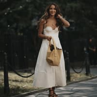Frau in weißen Midi-Kleid
