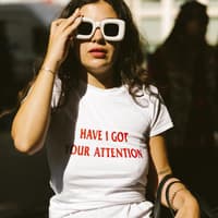 Frau mit Statement-T-Shirt