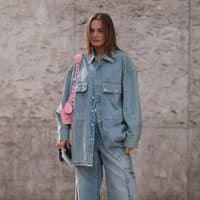 Frau im Denim-Look