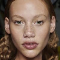 Ein Model mit Sommersprossen